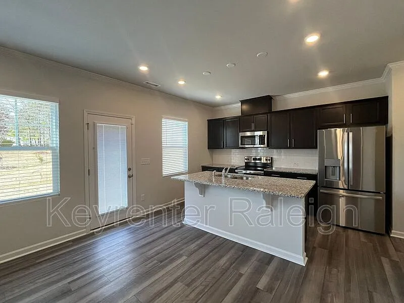 4 bed, 2.5 bath, 1893 sqft, $1,995 — Photo 4