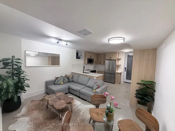 173 Beatrice St, Toronto, ON M6G 3E9