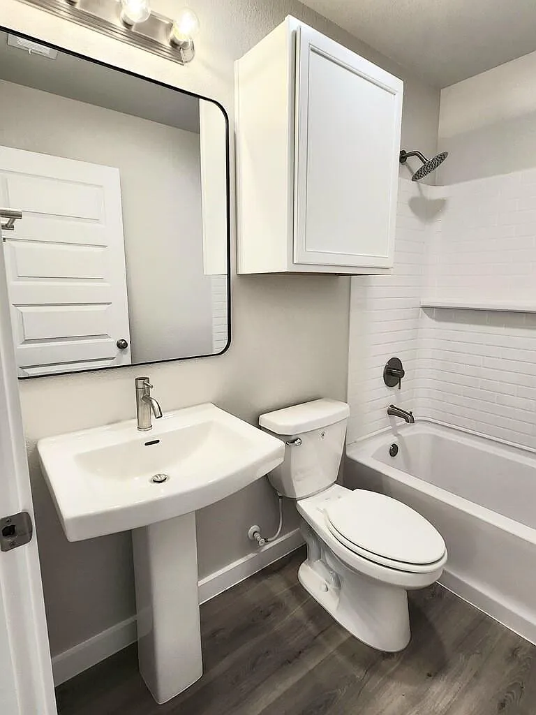 3 bed, 2.0 bath, 1100 sqft, $2,200 — Photo 4