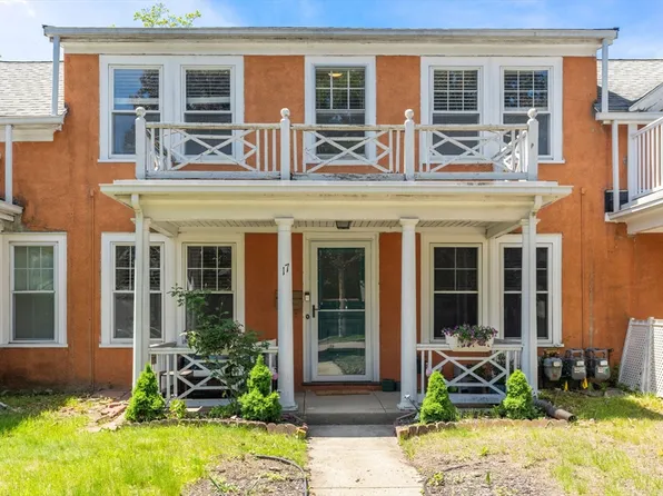 17 Maple St #17, Needham, MA 02492