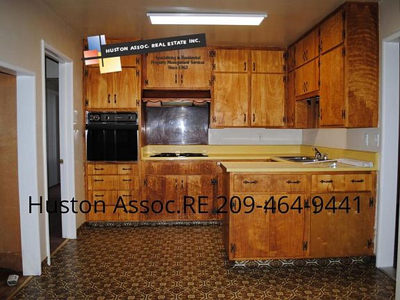 4th image of 2640 N Myran Ave