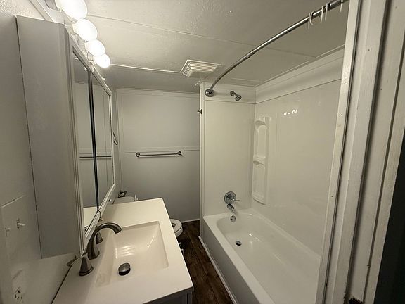 2nd image of 202 Magnolia St