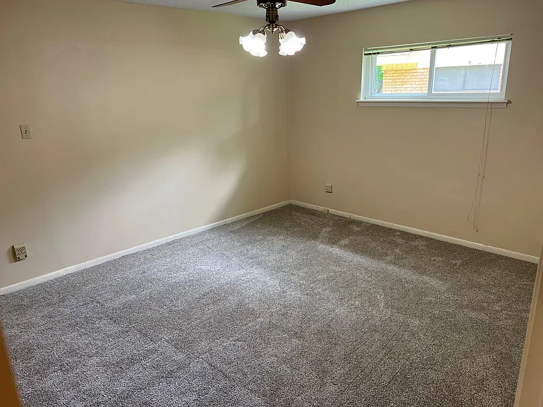1918 Courtney Dr — Photo 25
