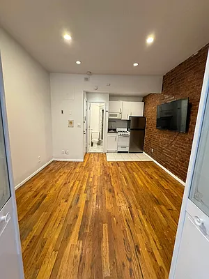 Rented by KNOCKKNOCK LLC | media 21