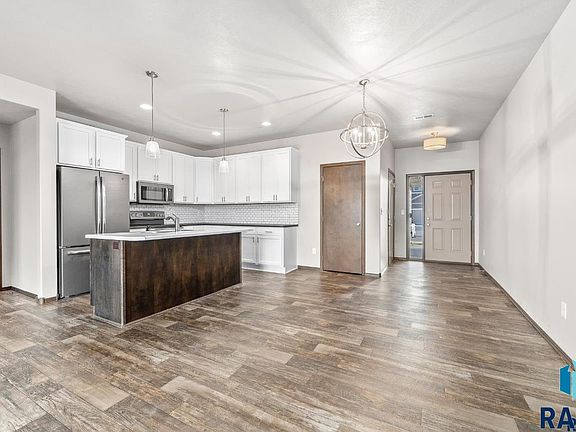 2nd image of 2502 E Meadowside Pl