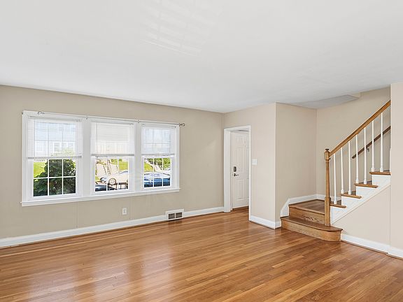 3rd image of 1865 Edgewood Rd
