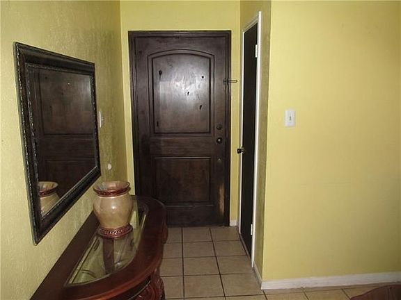 2nd image of 605 Oakridge Cir