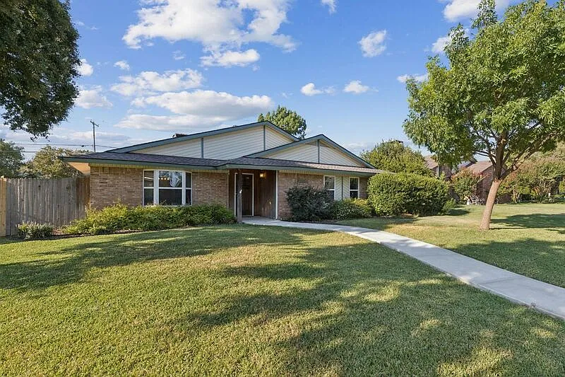 3 bed, 2.0 bath, 1430 sqft, $2,400 — Photo 2