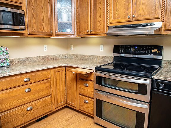 3rd image of 803 Winters Dr
