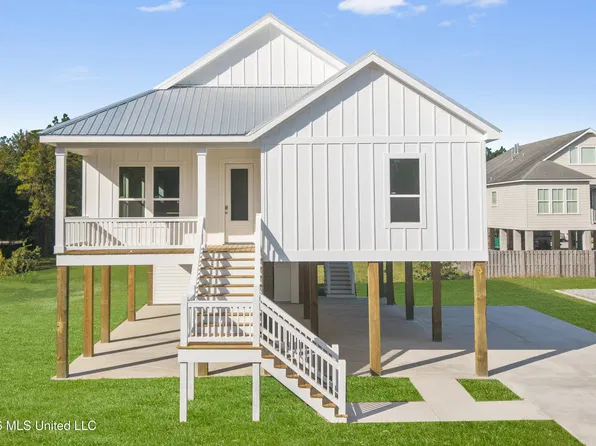 404 W 4th St, Waveland, MS 39576