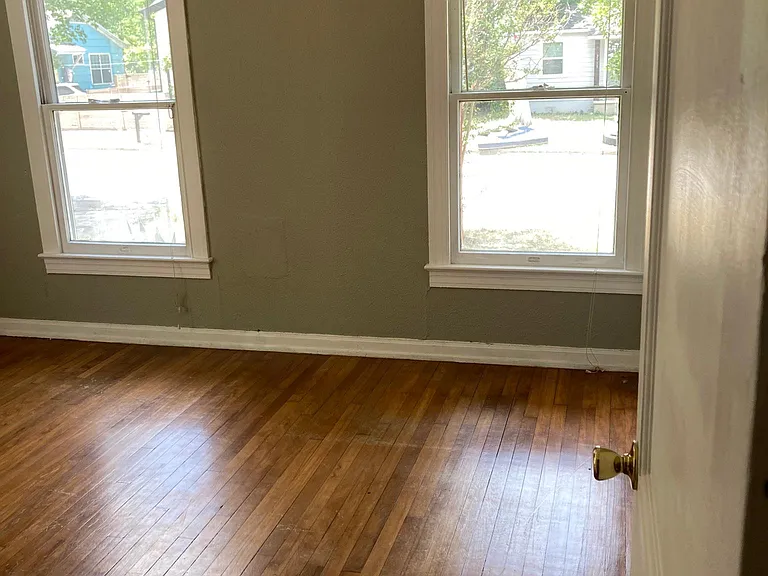 Front bed - 3 windows!
