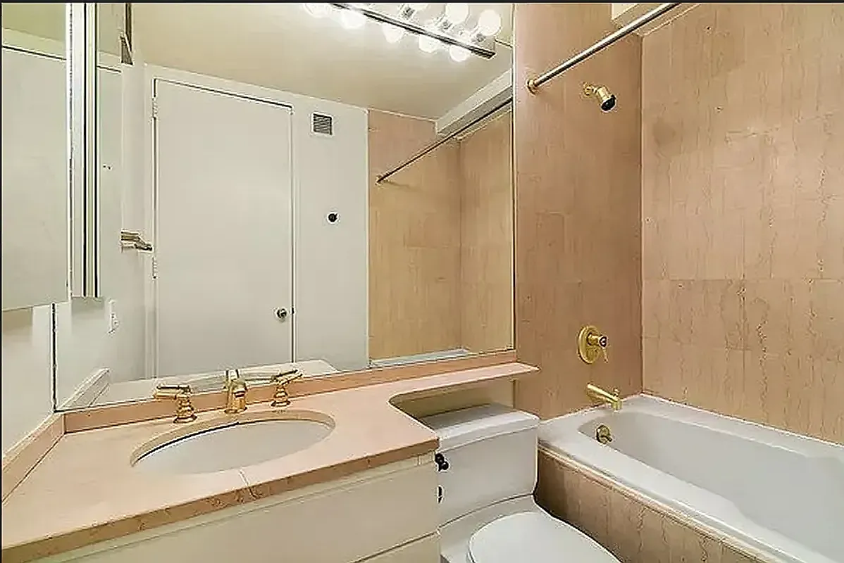 21 South End Avenue — Photo 3