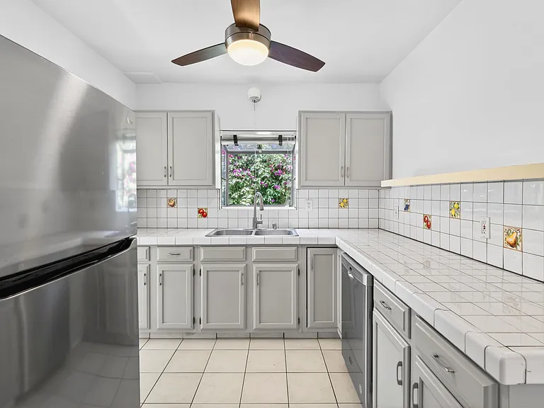 1145 N Genesee Ave — Photo 10