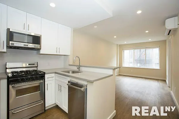 Rented by REAL New York | media 28