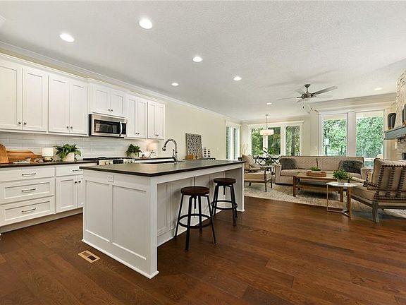 4th image of 16233 Broadmoor St