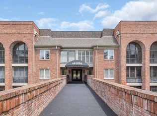 14308 Conway Meadows Ct E APT 107, Chesterfield, MO 63017