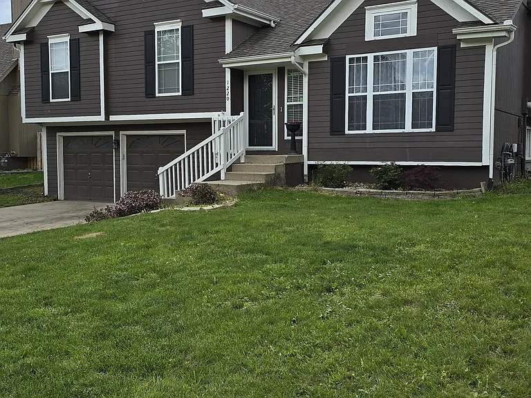 1220 NE Applewood St — Photo 1