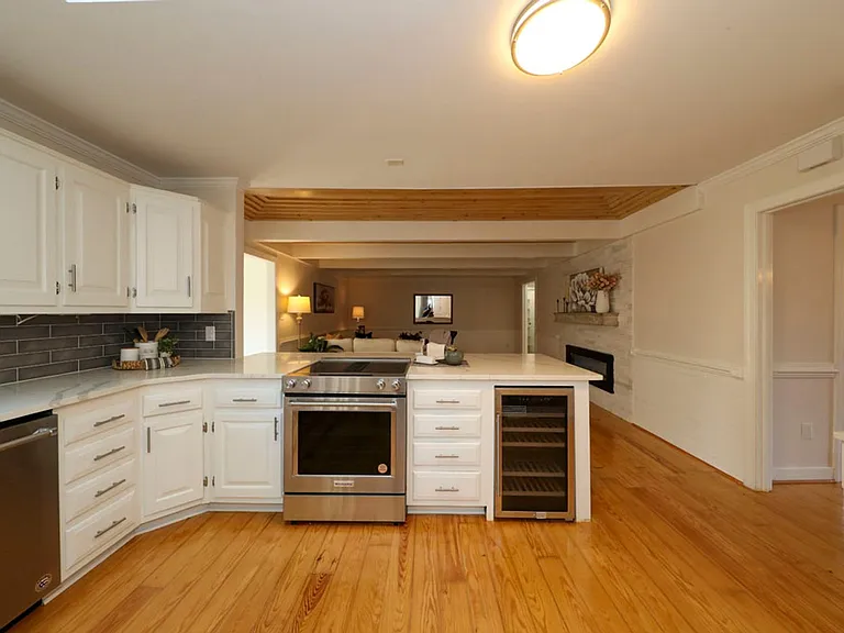 208 Fairfax Way — Photo 4