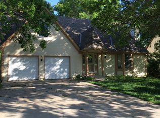 117 Willow Dr, Lansing, KS 66043