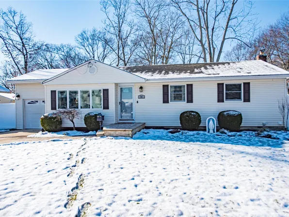 26 Adams Place, West Islip, NY 11795
