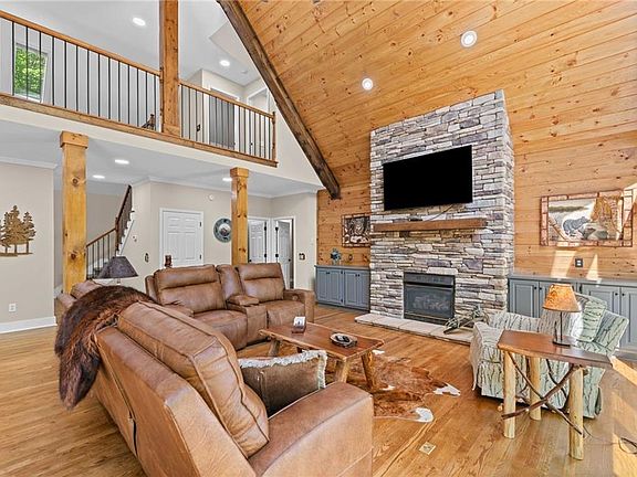 2nd image of 816 Alpine Dr