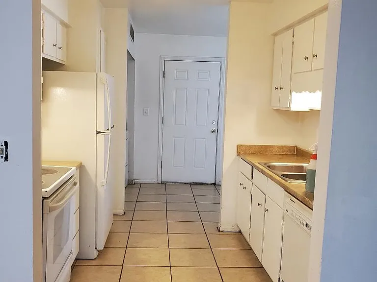 1932 Meadow Dr #3 — Photo 6