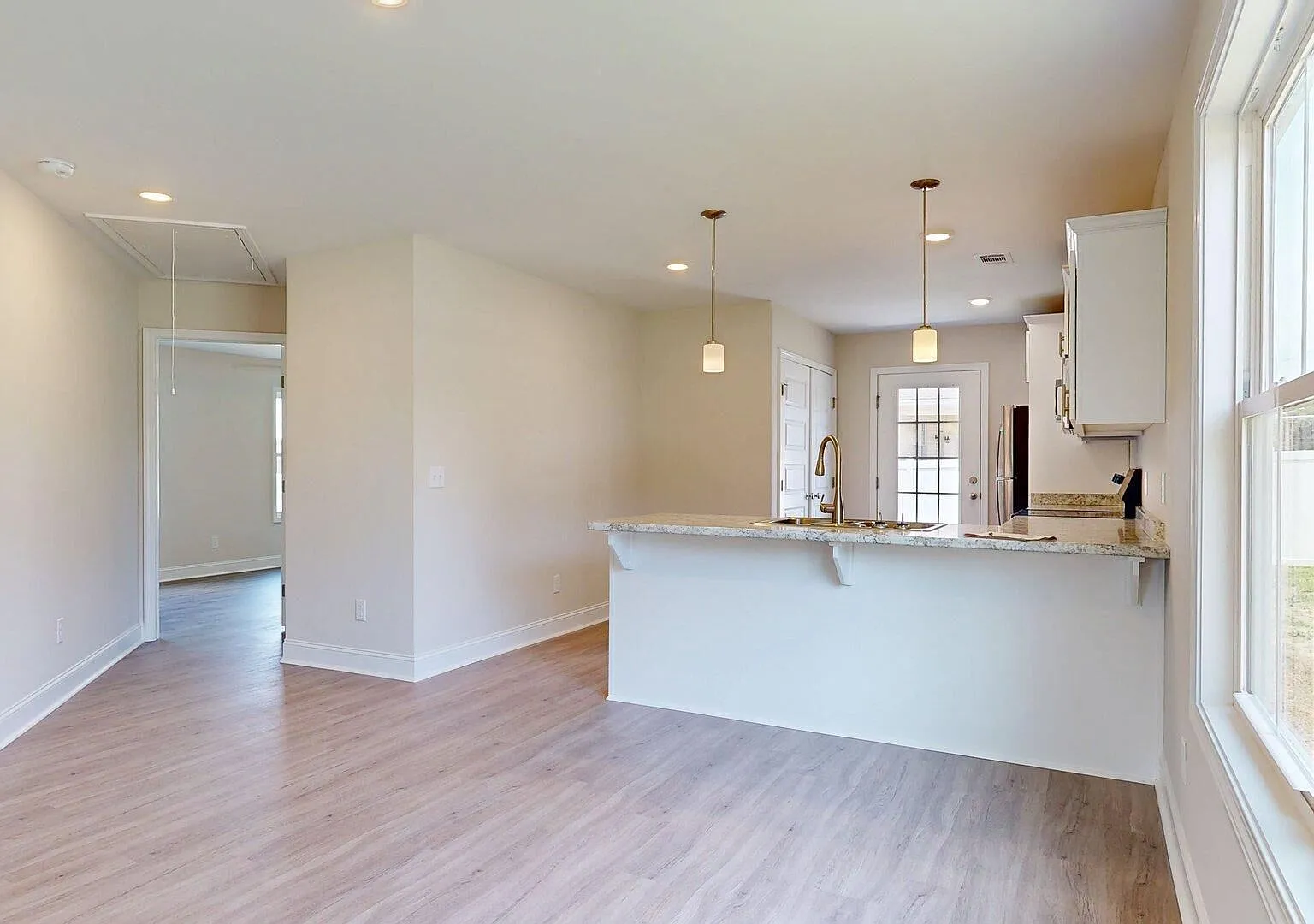 3 bed, 2.0 bath, 1241 sqft, $1,800 — Photo 2