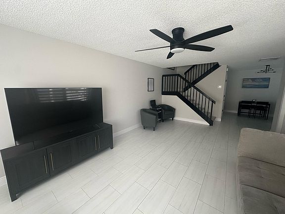 4th image of 39 Essex Court #B