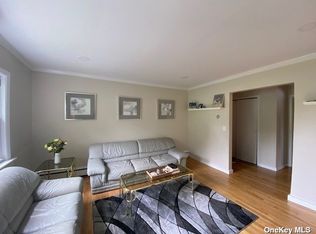 102 Washington Dr APT 4, Centerport, NY 11721