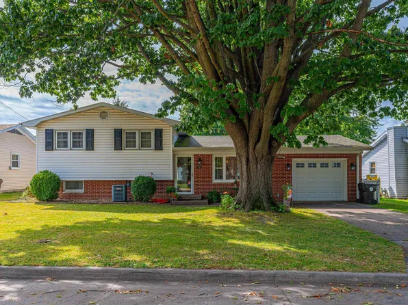 1033 N State St, Lincoln, IL 62656