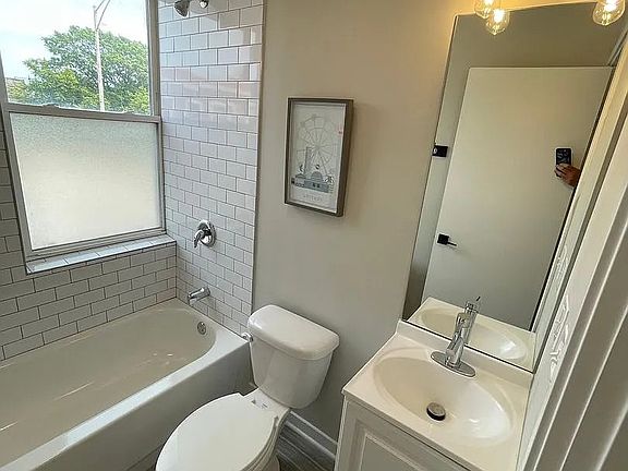 3rd image of 3250 N Pulaski Rd #202