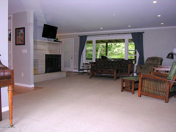 3rd image of 15905 Portage Rd