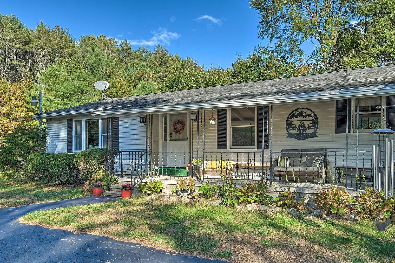 3 bed, 2.0 bath, 1345 sqft, $3,964 — Photo 4