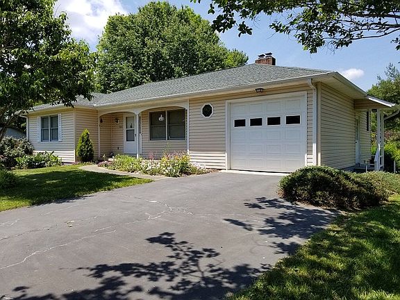 2nd image of 206 Windsor Ct