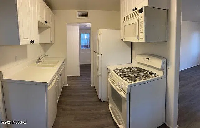 3 bed, 1.0 bath, 849 sqft, $1,500 — Photo 4