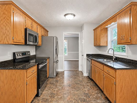 5th image of 1023 Hedge Apple Dr