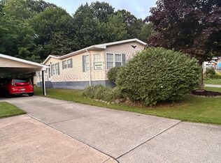 99 Greentree Ln, Hiram, OH 44234