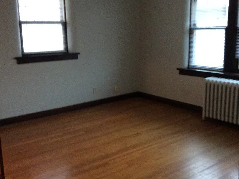 1642 Charles — Photo 2