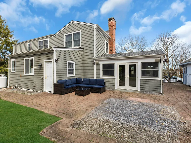 345 Colonial Rd — Photo 31