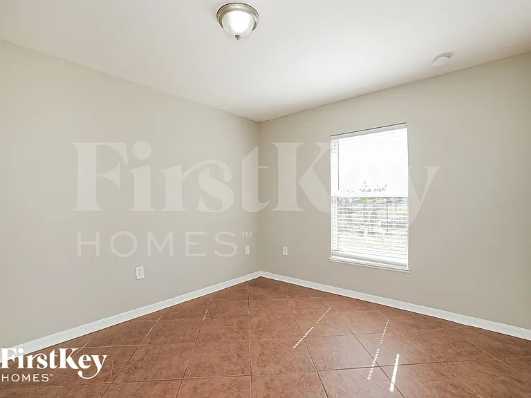 1120 NW 11th Pl — Photo 16
