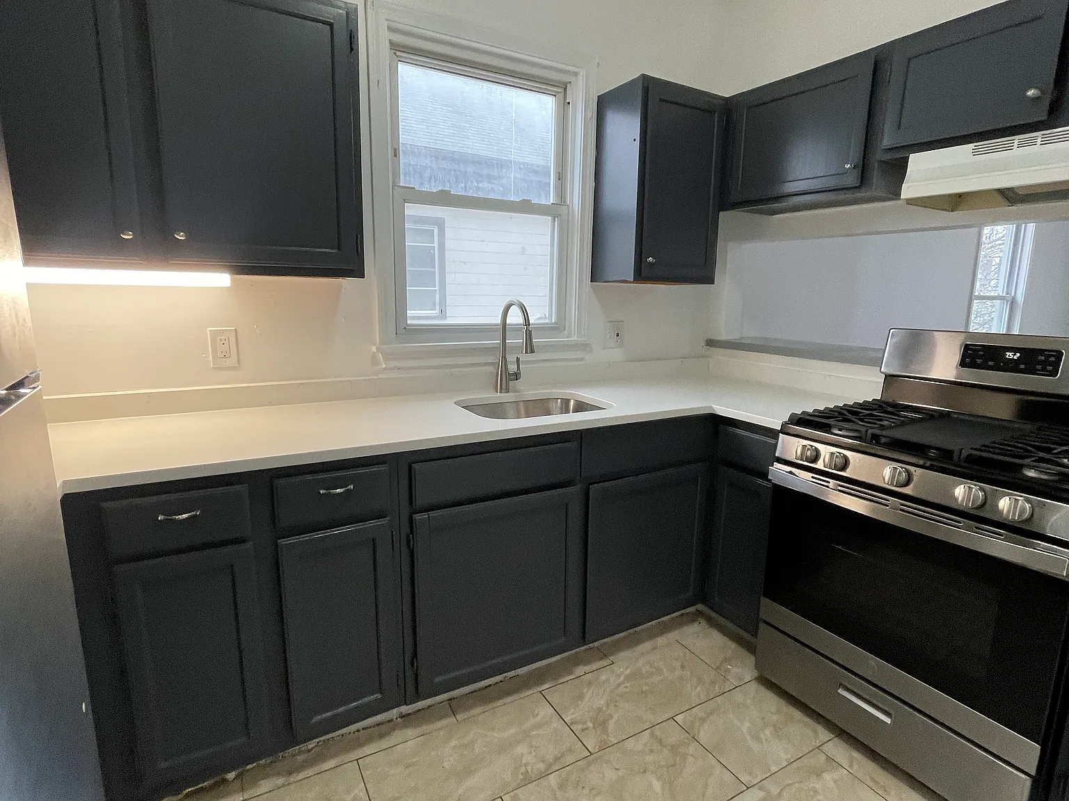 3 bed, 900 sqft, $2,800 — Photo 1