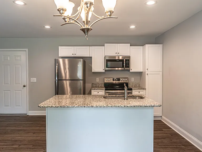 1040 W Indiana Ave — Photo 8