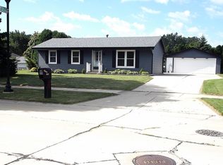 8595 S Parknoll Dr, Oak Creek, WI 53154