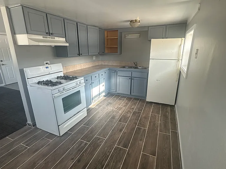 1091 Ash Dr #1 — Photo 2