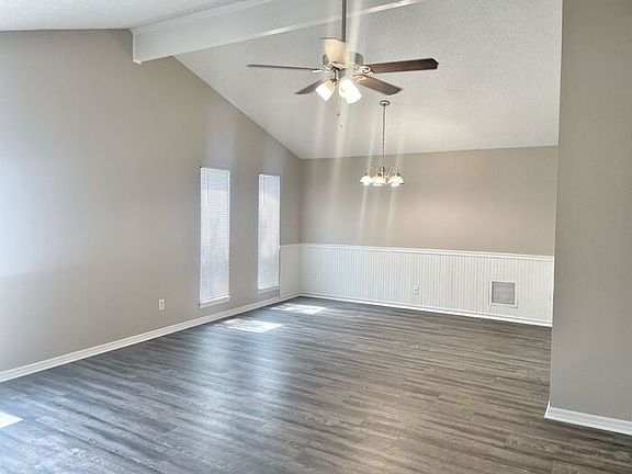 4th image of 419 Holiday Hill Cir W