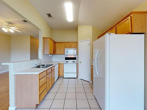 5th image of 918 Bougainvillea St