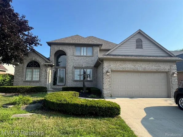 47033 Woodberry Estates Dr, Macomb, MI 48044