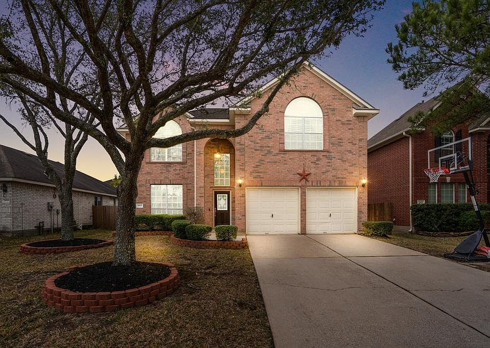 WELCOME HOME TO THIS ADORABLE 2-STORY IN THE AUBURN RIDGE SECTION OF WINDROSE! Highly acclaimed golf course community in the heart of Spring!