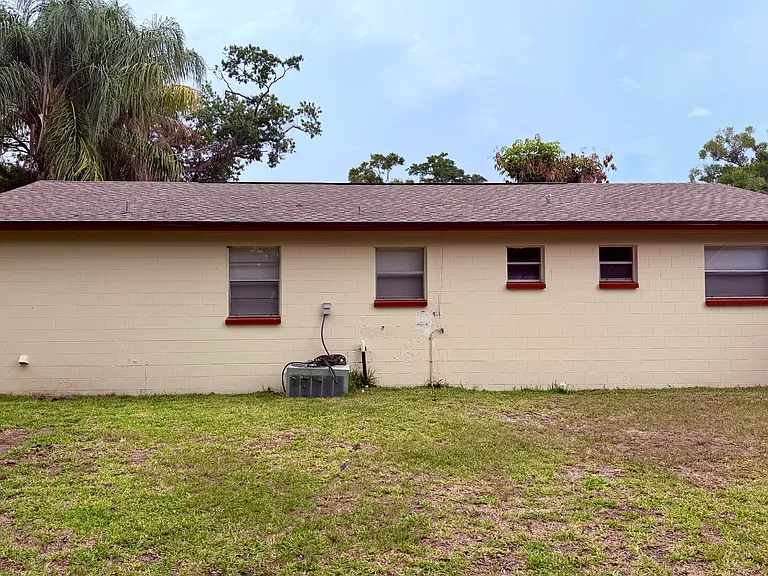 4403 Dolphin Dr — Photo 2