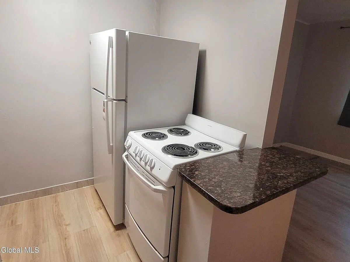 1 bed, 1.0 bath, 625 sqft, $1,100 — Photo 3
